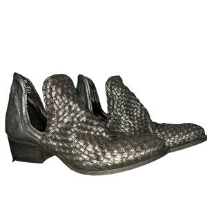 V16 Very Volatile Malone pewter metallic woven leather ankle bootie 9